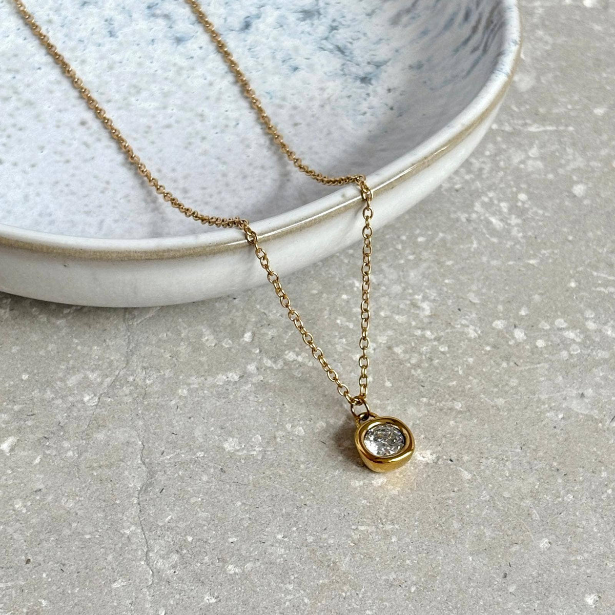 Tarnish Resistant Classic Moulded Zirconia Necklace: Gold