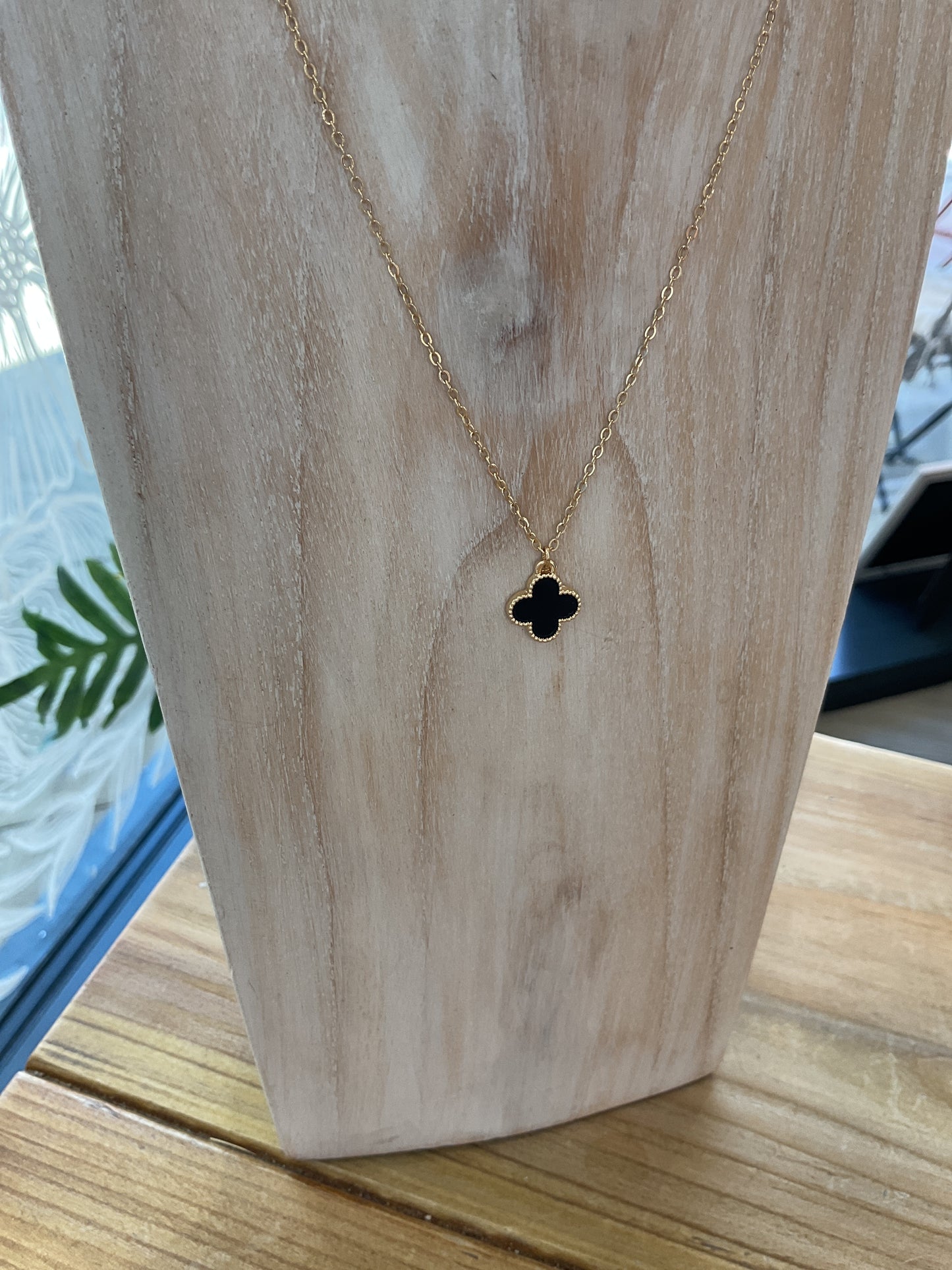 Clover Pendant Necklace - Gold/Black