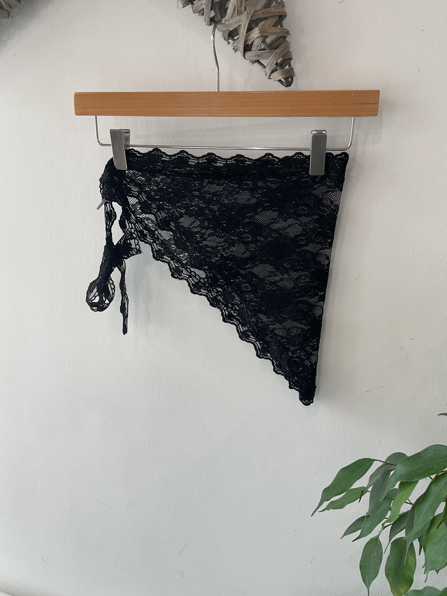 Lace Triangle Scarf - Black