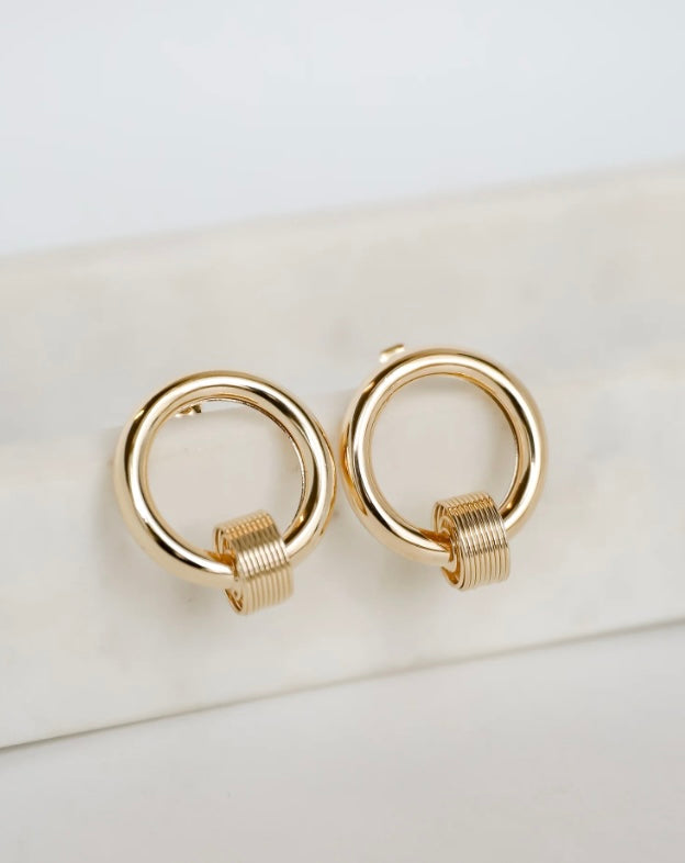 Chic Circle Earrings - Gold