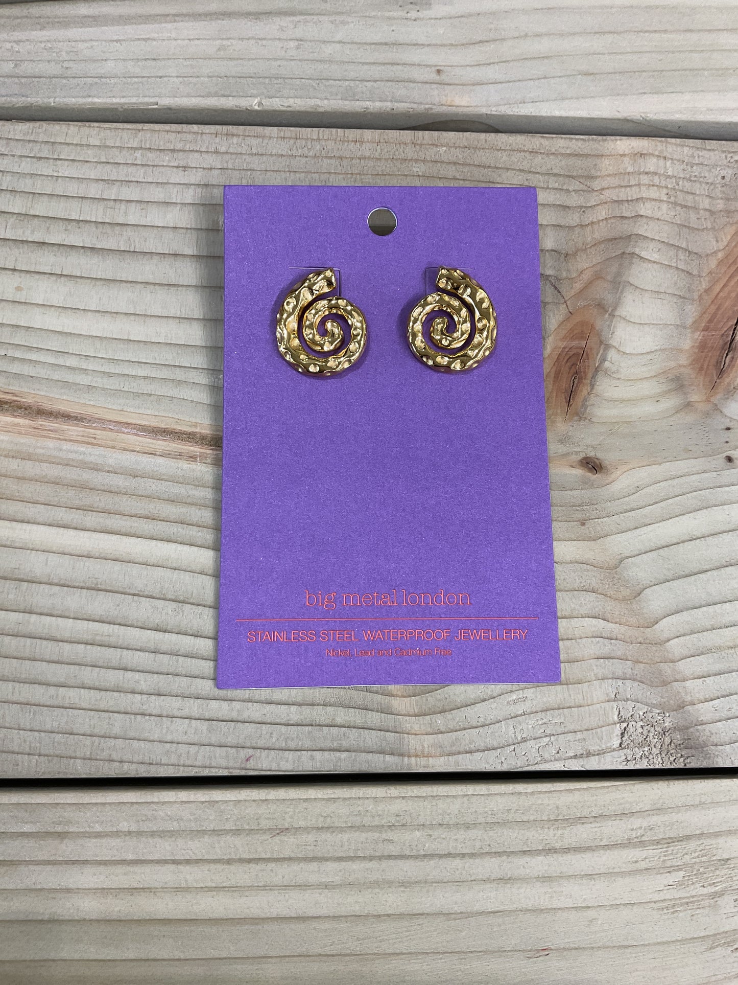 Waterproof shell gold earrings