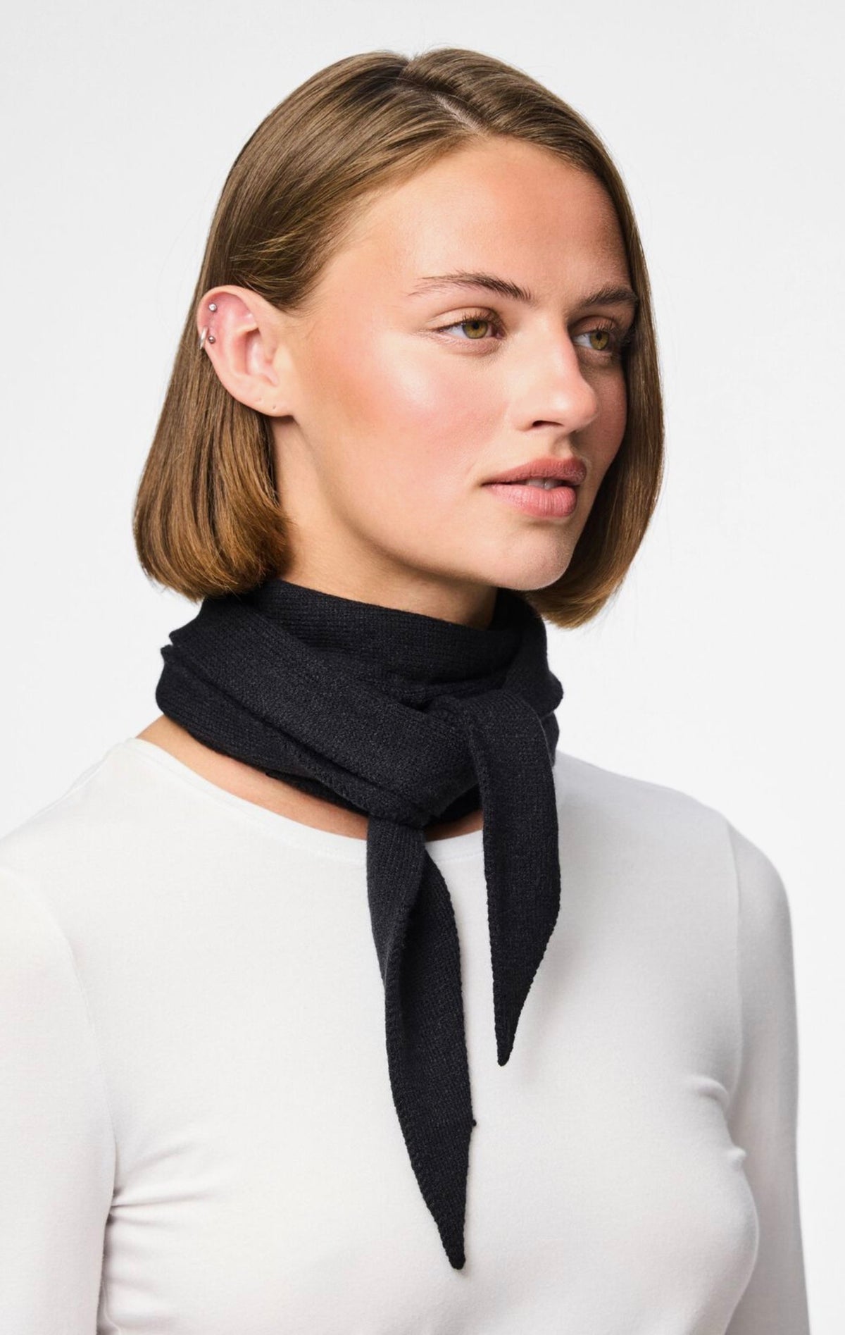 KOMMA TRIANGLE SCARF - Black