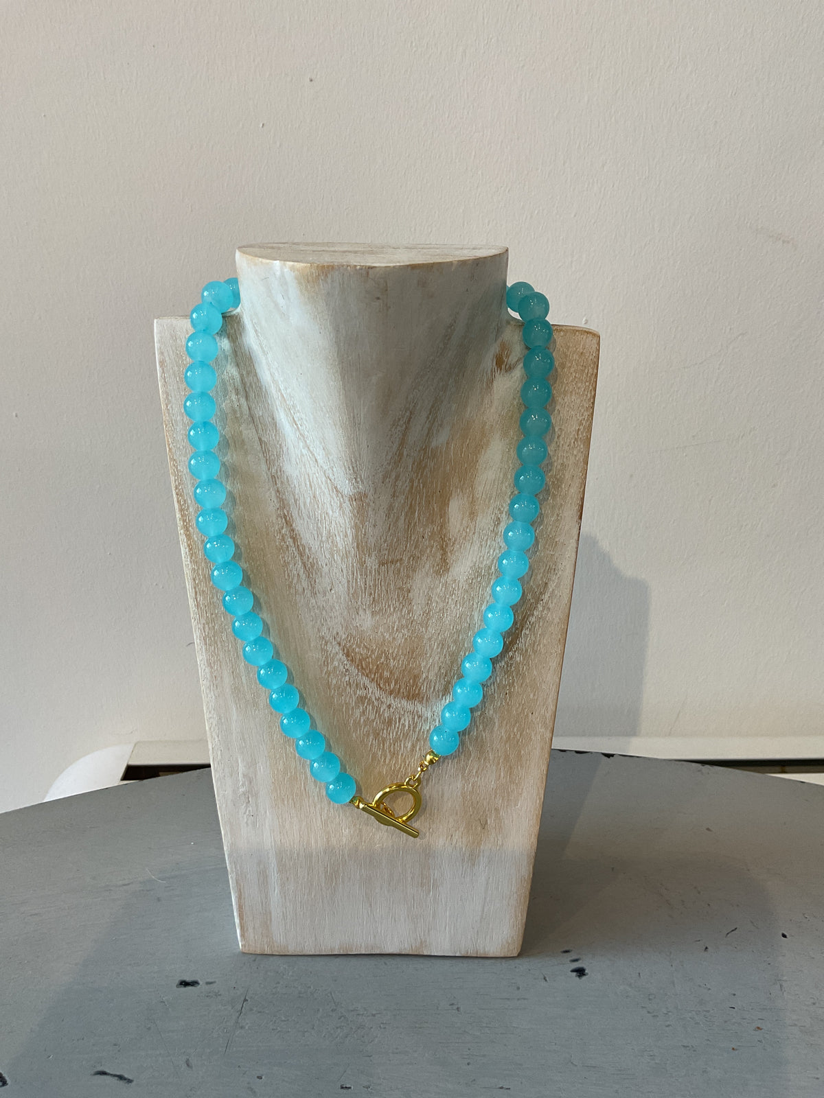 Beaded necklace with gold T-bar