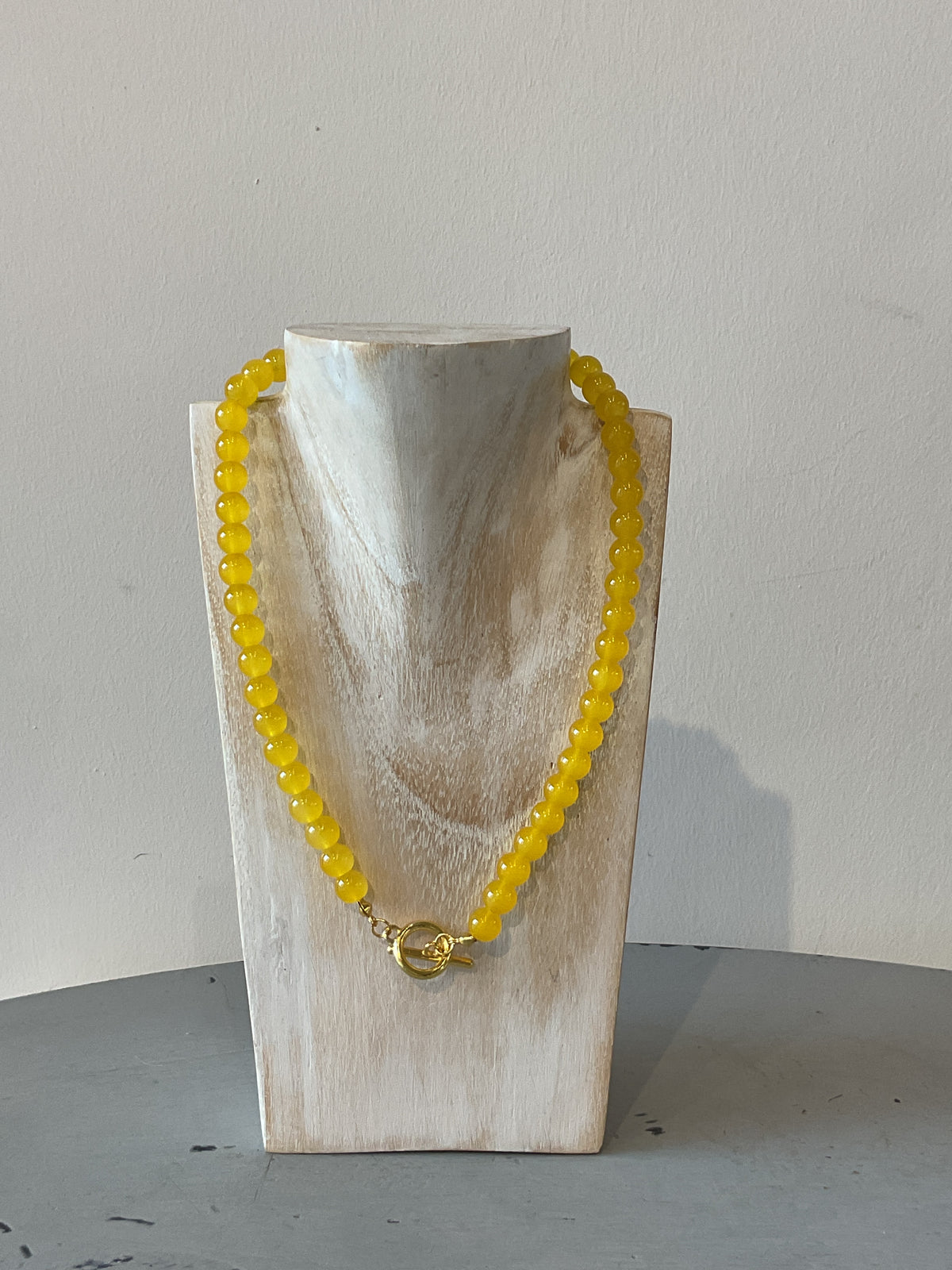 Beaded necklace with gold T-bar