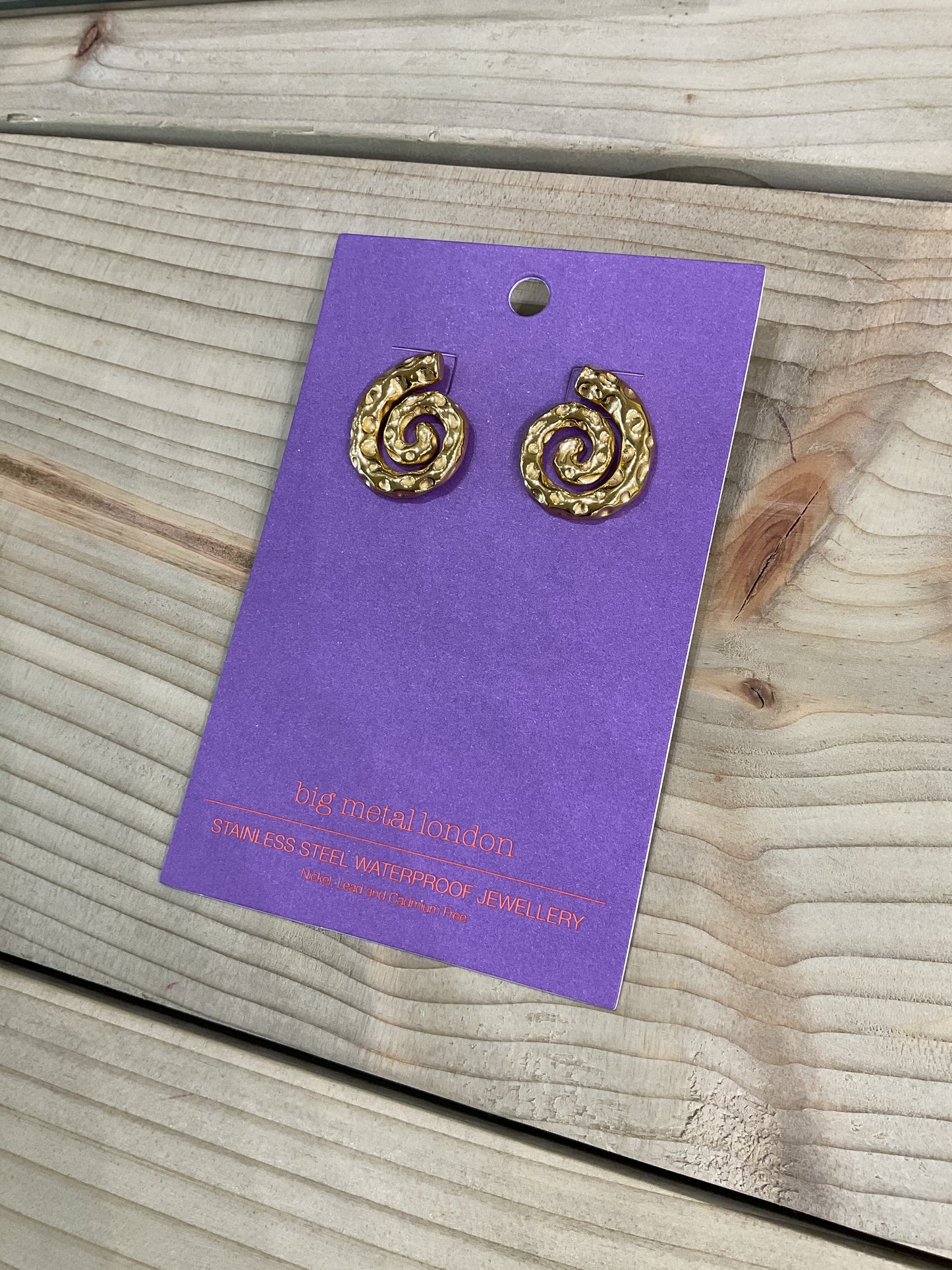 Waterproof shell gold earrings