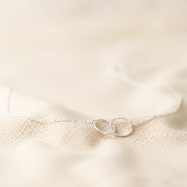 Lisa Angel interlocking hoop necklace - Matte Silver