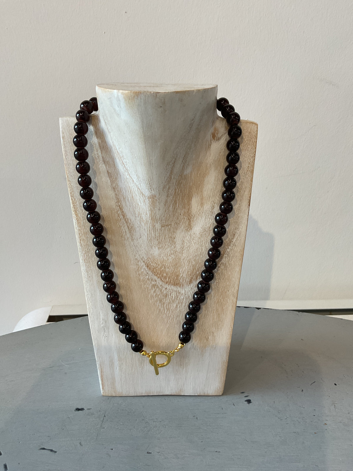 Beaded necklace with gold T-bar
