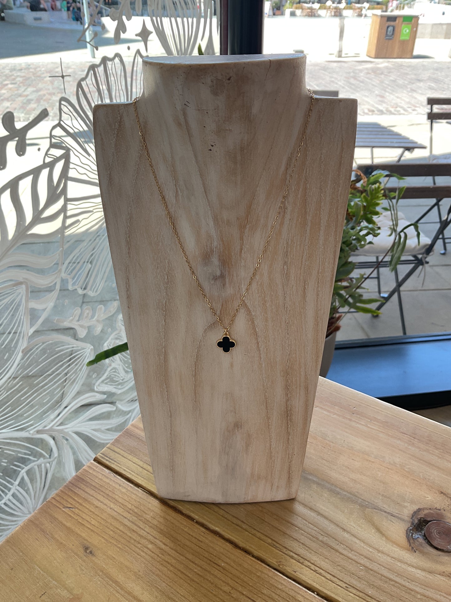 Clover Pendant Necklace - Gold/Black