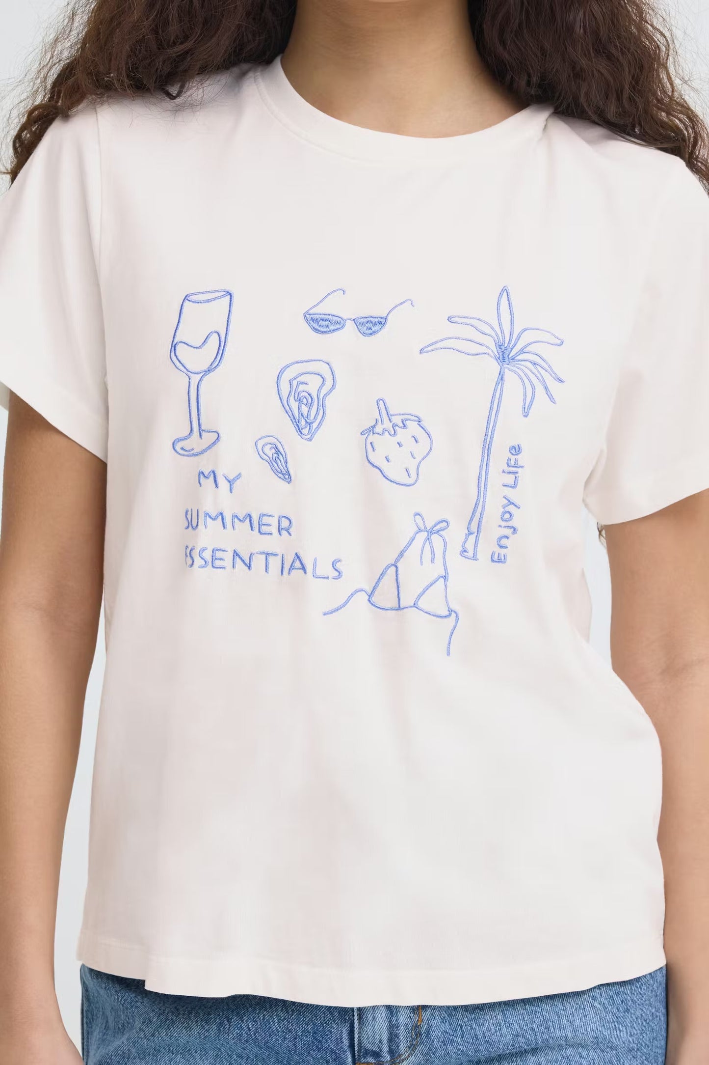 IHNOVOLA EMBROIDERED TEE - Cloud Dancer / Blue