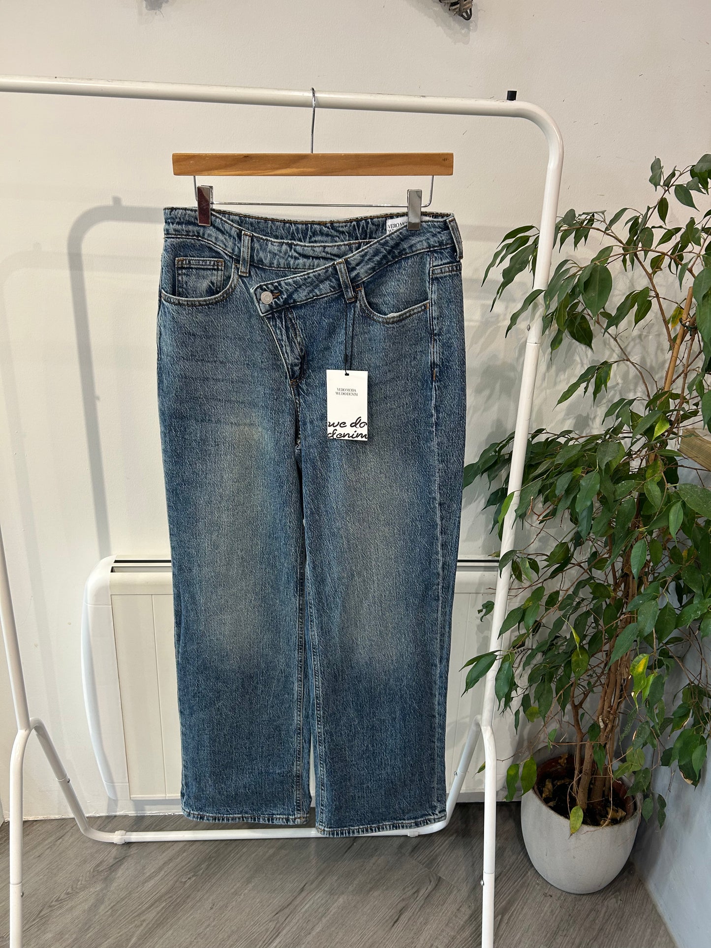 TESSA HR WIDE CROSS DENIM JEANS - Medium Denim Blue