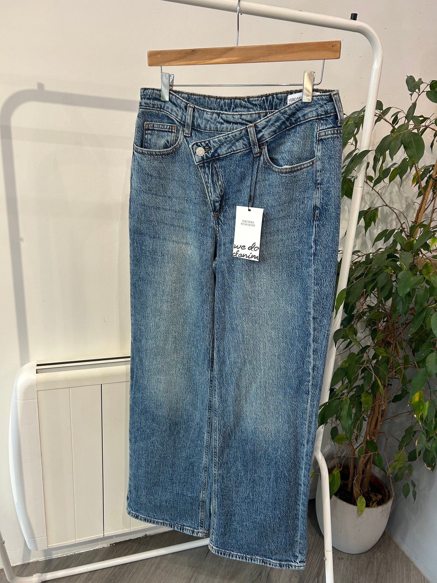 TESSA HR WIDE CROSS DENIM JEANS - Medium Denim Blue