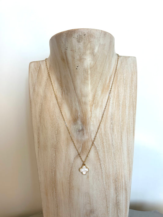 Clover Pendant Necklace - Gold/Pearl